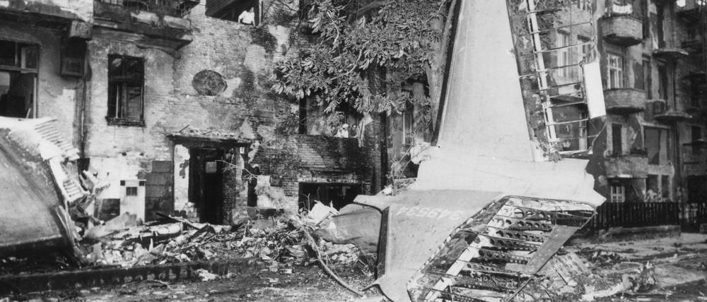 In den Boden gebohrt. Bei dem Absturz des Rosinenbombers am 25. Juli 1948 starben zwei US-Piloten.