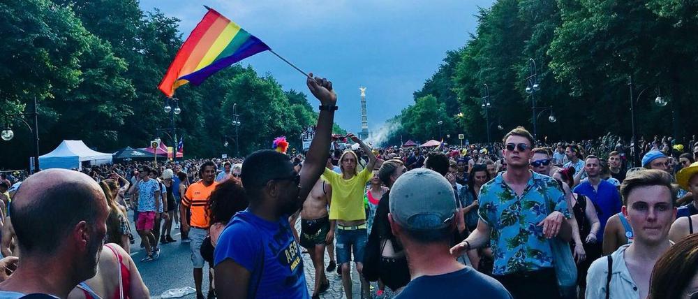 Kurz vor dem Regen war es noch proppenvoll beim CSD in Berlin.
