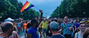 Kurz vor dem Regen war es noch proppenvoll beim CSD in Berlin.