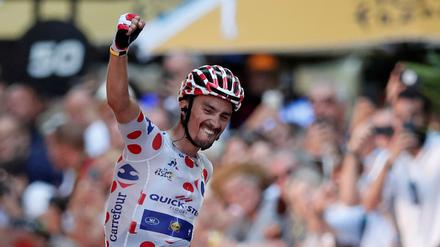 Julian Alaphilippe setzte sich aus einer 47-köpfigen Ausreißergruppe durch. 