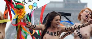 Oksana Satschko (Mitte) bei einer Femen-Protestaktion in Paris.
