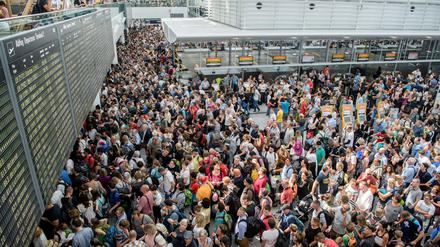 Zahlreiche Fluggäste warten am Flughafen in München am Terminal 2 auf ihre Flüge. 