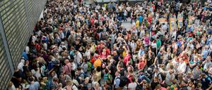Zahlreiche Fluggäste warten am Flughafen in München am Terminal 2 auf ihre Flüge.