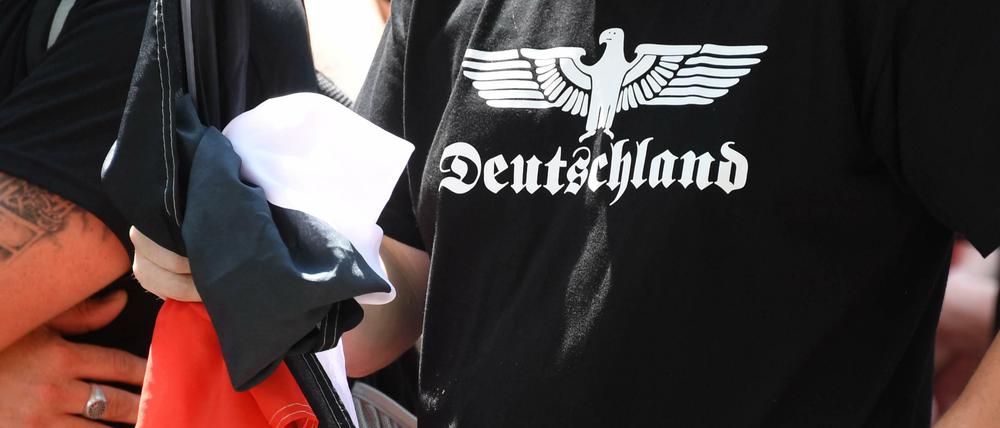 Rechtsextreme bei einer Versammlung in in Karlsruhe-Durlach (Baden-Württemberg).