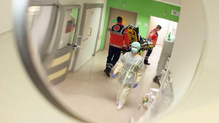 Die Berliner Notaufnahmen sind häufig überfüllt, weil auch viele Patienten kommen, die keine Notfälle sind. 