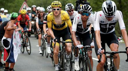 Gerain Thomas führt das Feld bei der Tour de France an.