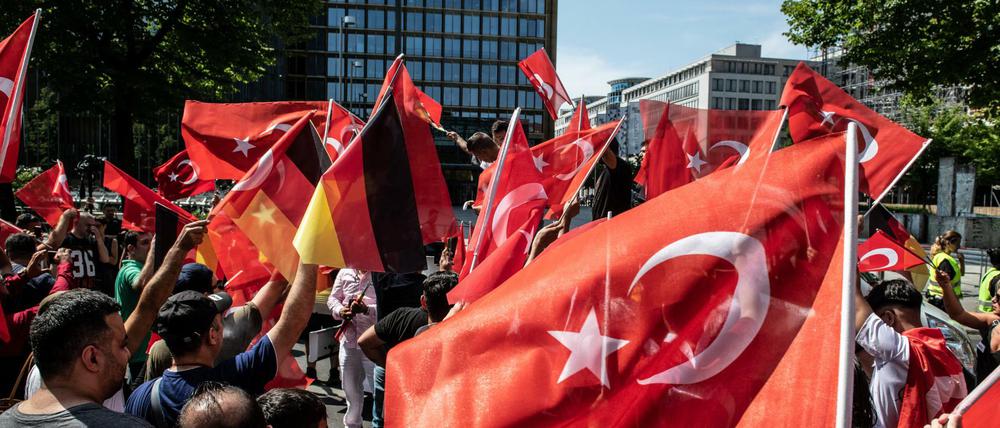 Demonstranten vor dem Springer-Hochhaus in Berlin-Kreuzberg.