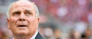 Uli Hoeneß ist ein Mann deutlicher Worte. Im Falle Özil hat er es aber übertrieben, meint Helmut Schümann.