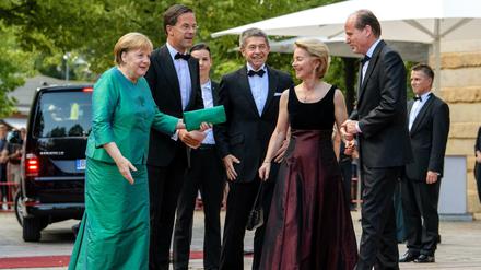 Gruppenbild mit Kanzlerin (v.l.): Angela Merkel, Marc Rutte, Ministerpräsident der Niederlande, Merkels Ehemann Joachim Sauer, Bundesverteidigungsministerin Ursula von der Leyen und ihr Mann, Heiko Echter von der Leyen bei der Eröffnung der Bayreuther Festspiele 2018. 
