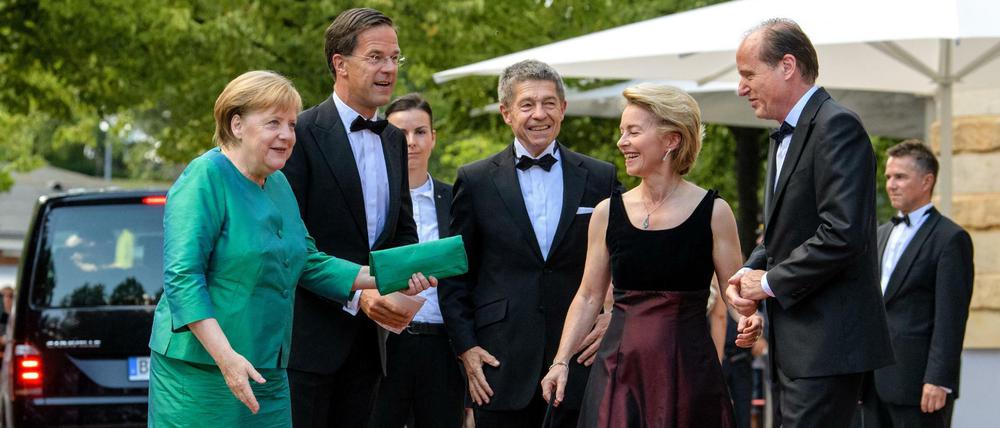 Gruppenbild mit Kanzlerin (v.l.): Angela Merkel, Marc Rutte, Ministerpräsident der Niederlande, Merkels Ehemann Joachim Sauer, Bundesverteidigungsministerin Ursula von der Leyen und ihr Mann, Heiko Echter von der Leyen bei der Eröffnung der Bayreuther Festspiele 2018. 