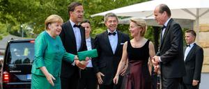 Gruppenbild mit Kanzlerin (v.l.): Angela Merkel, Marc Rutte, Ministerpräsident der Niederlande, Merkels Ehemann Joachim Sauer, Bundesverteidigungsministerin Ursula von der Leyen und ihr Mann, Heiko Echter von der Leyen bei der Eröffnung der Bayreuther Festspiele 2018. 
