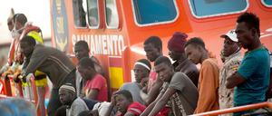 Migranten kommen auf einem Rettungsboot im Hafen von Malaga an.