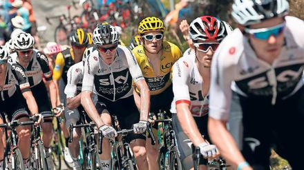 Gut beschützt. Geraint Thomas (im Bild 2. von rechts) und Chris Froome (ganz links) konnte sich auf ihre Mannschaftskollegen verlassen. Gerade auf den Bergetappen war kein anderes Team auch nur annähernd so stark aufgestellt. 