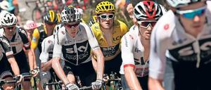 Gut beschützt. Geraint Thomas (im Bild 2. von rechts) und Chris Froome (ganz links) konnte sich auf ihre Mannschaftskollegen verlassen. Gerade auf den Bergetappen war kein anderes Team auch nur annähernd so stark aufgestellt. 