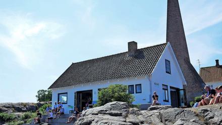 Früher eine Räucherei. Nun ist "Kalas Is" auf den Klippen von Sandvig im Nordwesten Bornholms eine legere Eis- und Kaffeebar und einer der neuen, entspannten Treffpunkte der Insel.