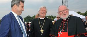 Markus Söder mit Heinrich Bedford-Strohm, dem Ratsvorsitzendem der EKD, und Reinhard Marx, dem Vorsitzenden der Bischofskonferenz (v.l.n.r.). 