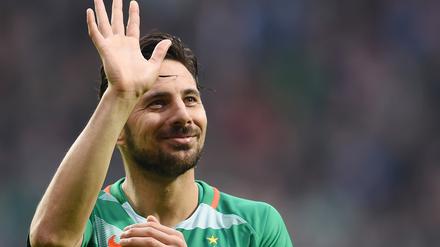 Claudio Pizarro zieht sich erneut das Werder-Trikot an. 