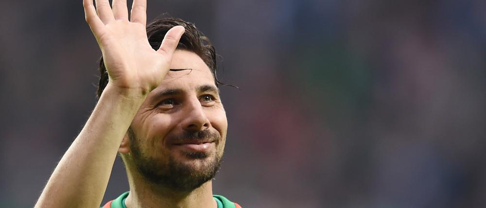 Claudio Pizarro zieht sich erneut das Werder-Trikot an.