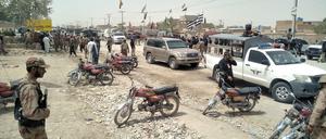Sicherheitskräfte versammeln sich am Anschlagsort im pakistanischen Quetta.