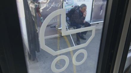 Kinderwagensymbol eines BVG-Busses (Symboldbild).
