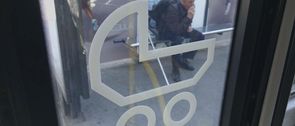 Kinderwagensymbol eines BVG-Busses (Symboldbild).