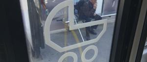 Kinderwagensymbol eines BVG-Busses (Symboldbild).