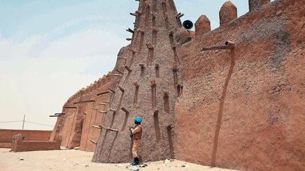 Vor der Djinguereber-Moschee. Ein UN-Blauhelm aus Burkina Faso wacht im malischen Timbuktu über den Besuch einer UN-Delegation am Wahltag.