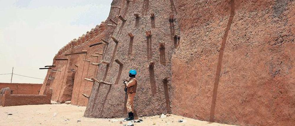 Vor der Djinguereber-Moschee. Ein UN-Blauhelm aus Burkina Faso wacht im malischen Timbuktu über den Besuch einer UN-Delegation am Wahltag.