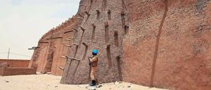Vor der Djinguereber-Moschee. Ein UN-Blauhelm aus Burkina Faso wacht im malischen Timbuktu über den Besuch einer UN-Delegation am Wahltag.