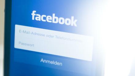 Das Logo von Facebook ist auf einem iPhone 5s zu sehen.
