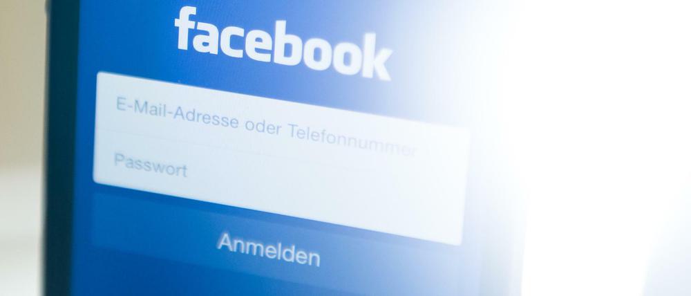 Das Logo von Facebook ist auf einem iPhone 5s zu sehen.