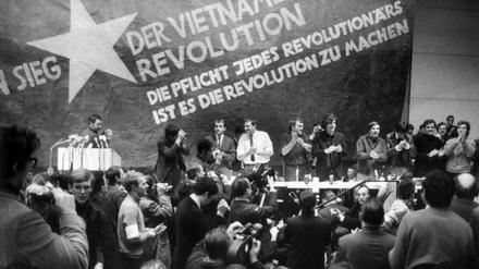Im Dienste der Revolution. Solidaritätskundgebung des Deutschen Sozialistischen Studentenbundes mit den kommunistischen Guerillas in Vietnam im Jahr 1968.
