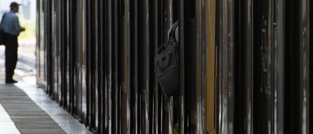 Insgesamt wurden in Bussen und Bahnen mit 294 Sexualstraftaten 2017 fast doppelt so viele Taten wie 2016 angezeigt.
