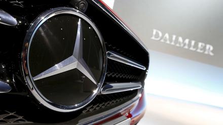 Der Mercedes-Stern vor dem Daimler-Schriftzug.