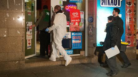Polizeibeamte untersuchen im Januar 2014 den Tatort in Berlin-Reinickendorf. Möglicherweise hatte das LKA von dem Mord-Vorhaben gewusst. .