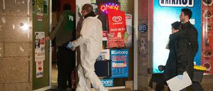 Polizeibeamte untersuchen im Januar 2014 den Tatort in Berlin-Reinickendorf. Möglicherweise hatte das LKA von dem Mord-Vorhaben gewusst. .