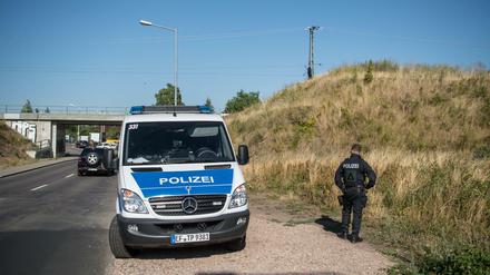 Seit Donnerstagmorgen suchte die Polizei einen mutmaßlichen Messerstecher. Auch der Zugverkehr von Erfurt in Richtung Weimar wurde unterbrochen.