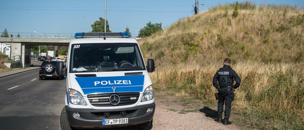 Seit Donnerstagmorgen suchte die Polizei einen mutmaßlichen Messerstecher. Auch der Zugverkehr von Erfurt in Richtung Weimar wurde unterbrochen.