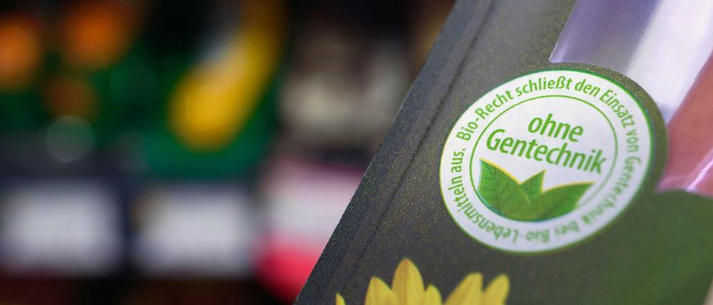 Das Siegel "ohne Gentechnik" ist auf einer Packung Wiener Würstchen zu sehen.