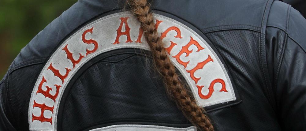 Ein Hells Angels-Mitglied in Rocker-Kutte.