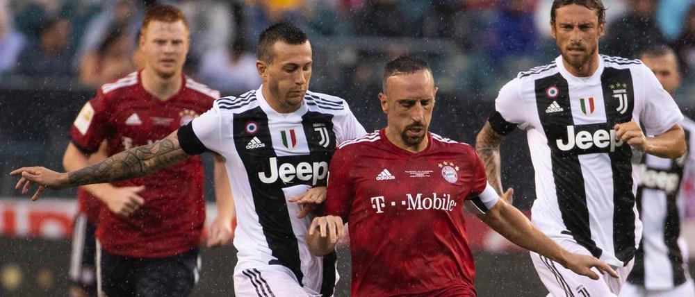 Bayerns Franck Ribery bekommt gegen Turins Federico Bernardeschi keinen Raum.