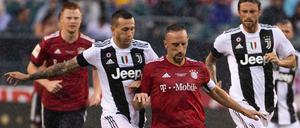 Bayerns Franck Ribery bekommt gegen Turins Federico Bernardeschi keinen Raum. 
