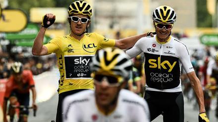 Den Triumphbogen raus. Geraint Thomas (l.) holte sich am Sonntag den Sieg bei der Tour de France, sein Kollege Chris Froome belegte Rang drei in der Abschlusswertung. Alexander Kristoff sprintete vor John Degenkolb zum letzten Tagessieg.