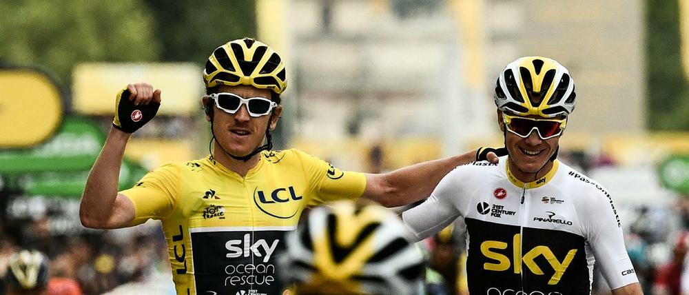 Den Triumphbogen raus. Geraint Thomas (l.) holte sich am Sonntag den Sieg bei der Tour de France, sein Kollege Chris Froome belegte Rang drei in der Abschlusswertung. Alexander Kristoff sprintete vor John Degenkolb zum letzten Tagessieg.