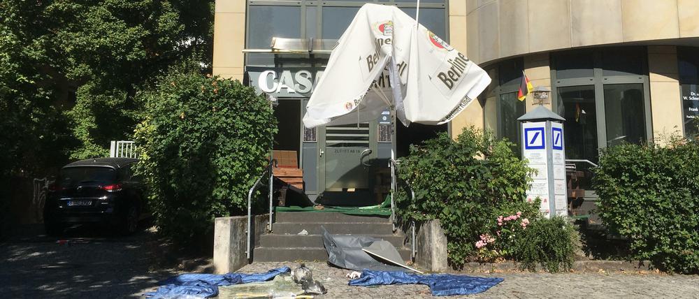 So sieht es am Donnerstagvormittag vor der Zehlendorfer Bar Casablanca aus. Am frühen Morgen war es zu einer Explosion gekommen.