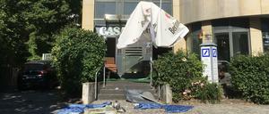 So sieht es am Donnerstagvormittag vor der Zehlendorfer Bar Casablanca aus. Am frühen Morgen war es zu einer Explosion gekommen.