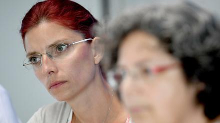 Diana Golze (Die Linke) (l), Brandenburgs Gesundheitsministerin, und ihre Staatssekretärin Almuth Hartwig-Tiedt (Die Linke).