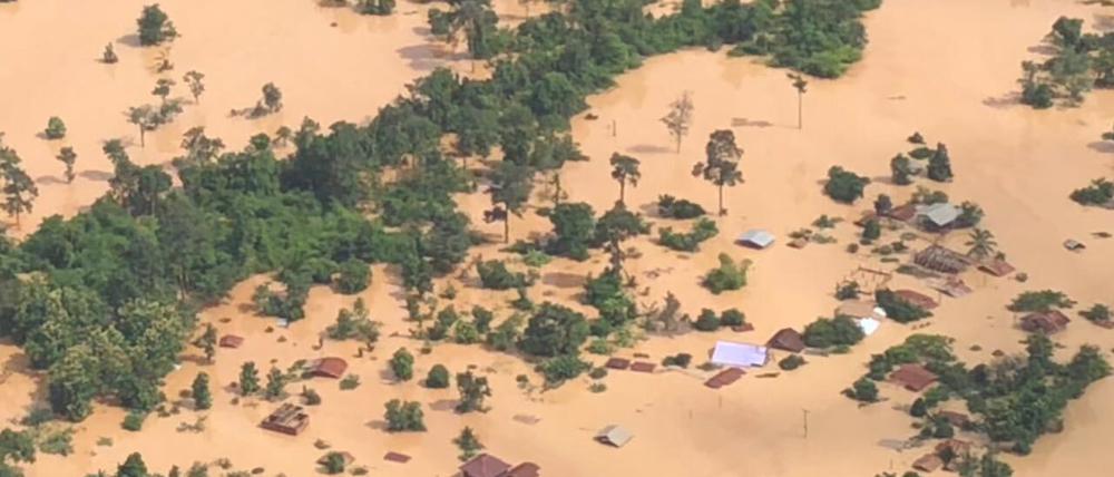 Ein überschwemmtes Gebiet nach dem Bruch eines Staudamms in Laos.