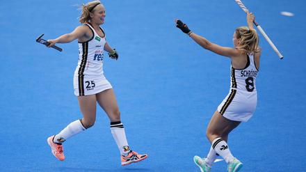 Überraschung. Viktoria Huse jubelt mit Anne Schröder über den Erfolg gegen Argentinien.