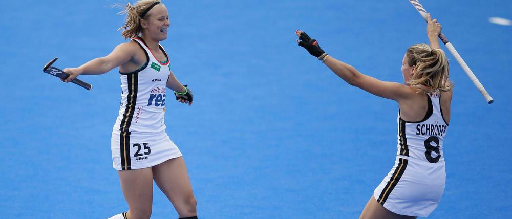 Überraschung. Viktoria Huse jubelt mit Anne Schröder über den Erfolg gegen Argentinien.